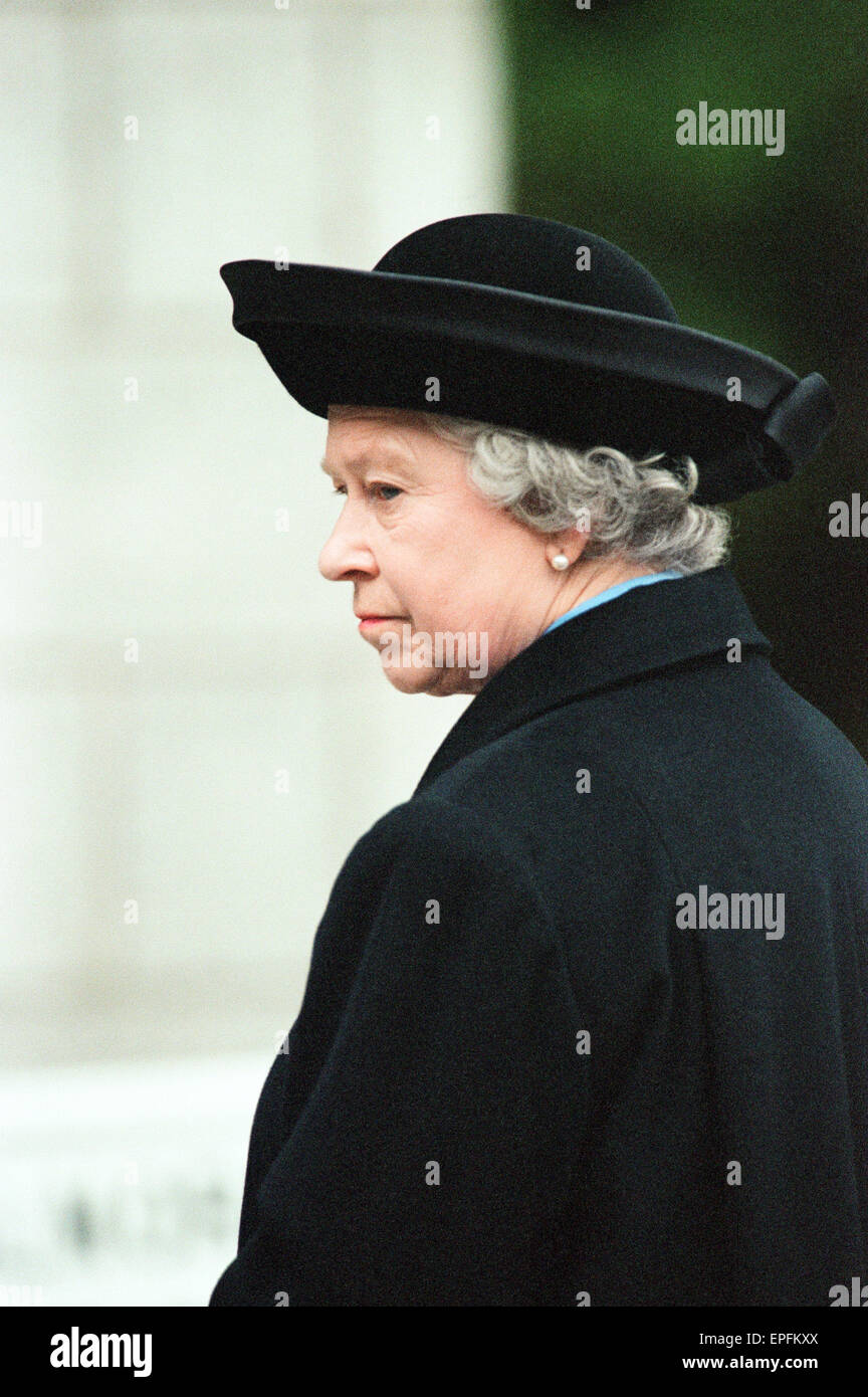 La famille royale, Balmoral Estate, en Écosse, le 5 septembre 1997. Après avoir assisté à un service privé à Crathie Église, famille royale arrête pour regarder tributs floraux à gauche de la princesse Diana, aux portes du château de Balmoral. La reine Elizabeth II Banque D'Images