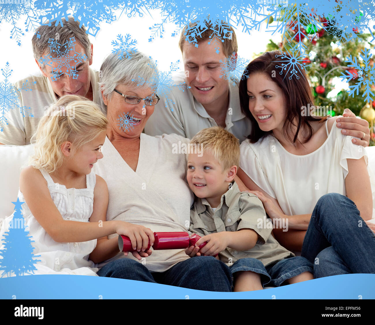 Image composite de frère et soeur tirant les crackers de Noël dans Banque D'Images