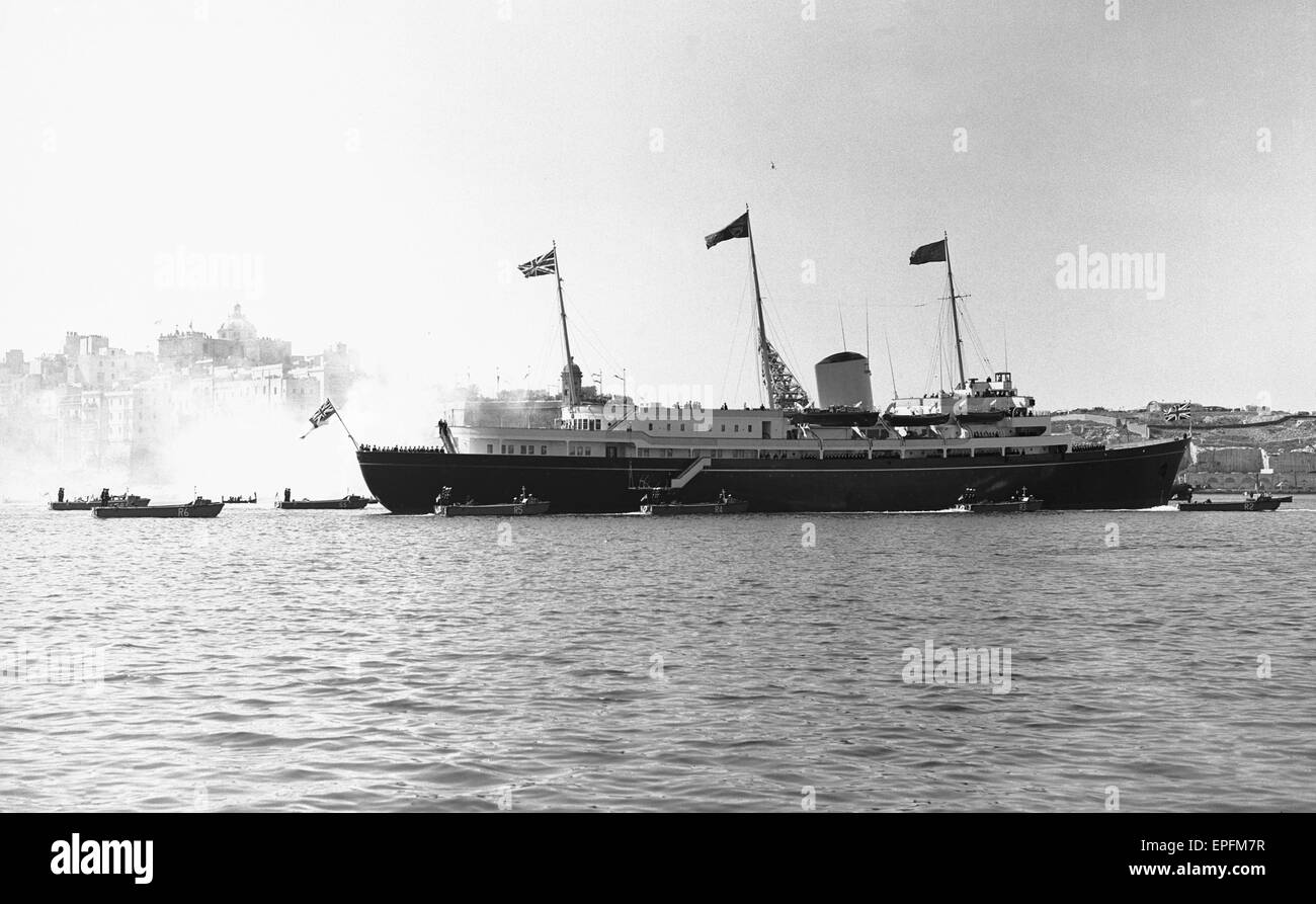 Le Yacht Royal Britannia vu ici arrivant au large de La Valette Malte avec la reine Elizabeth II 3 mai 1954 Banque D'Images