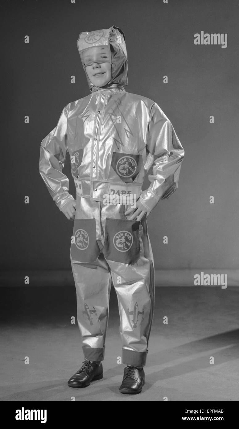 Garçon habillé en astronaute Dan Dare pour un réveil sur le 2 décembre 1957 Banque D'Images