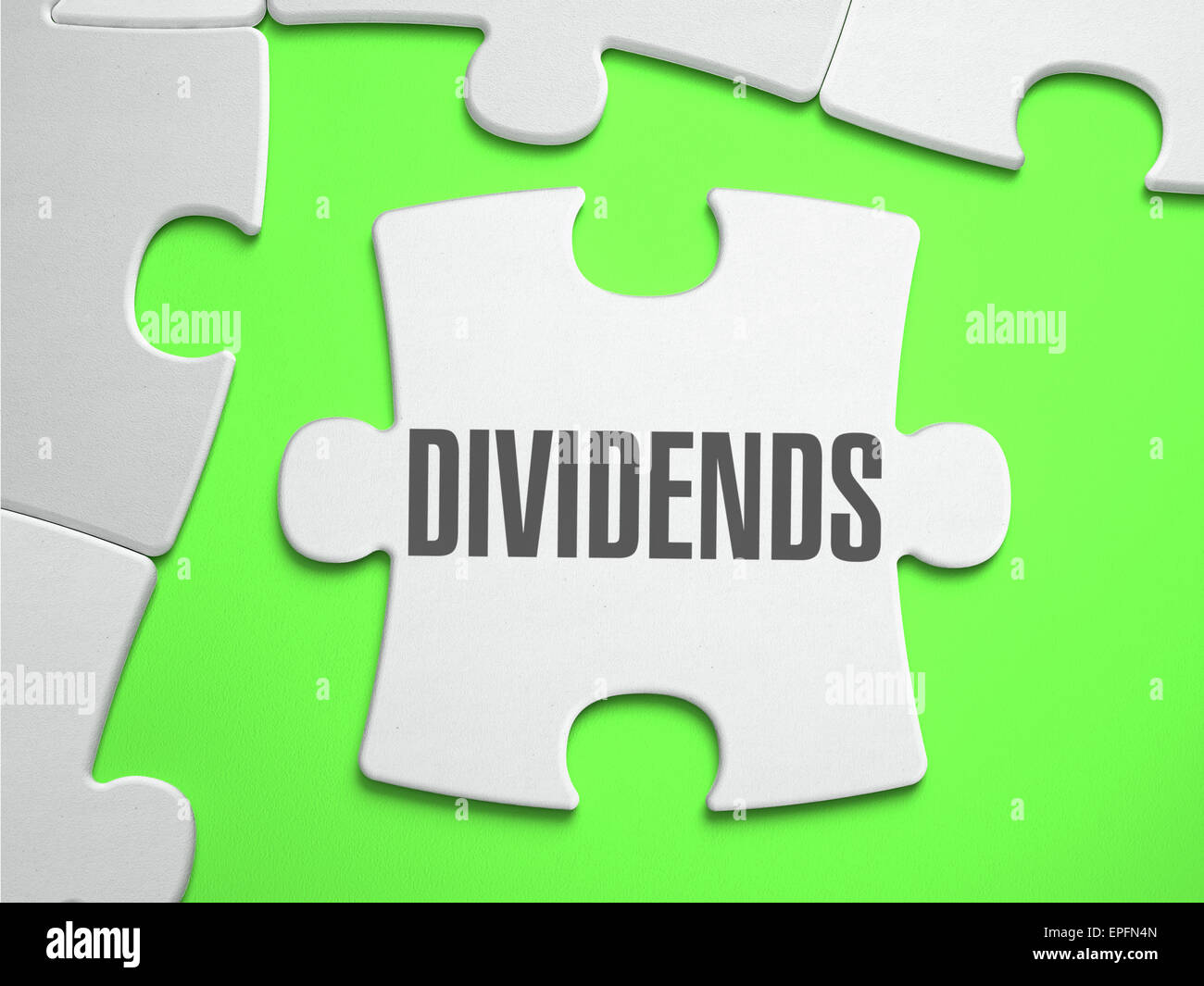 Dividendes - le puzzle avec les pièces manquantes. Fond vert vif. Close-up. 3d illustration. Banque D'Images