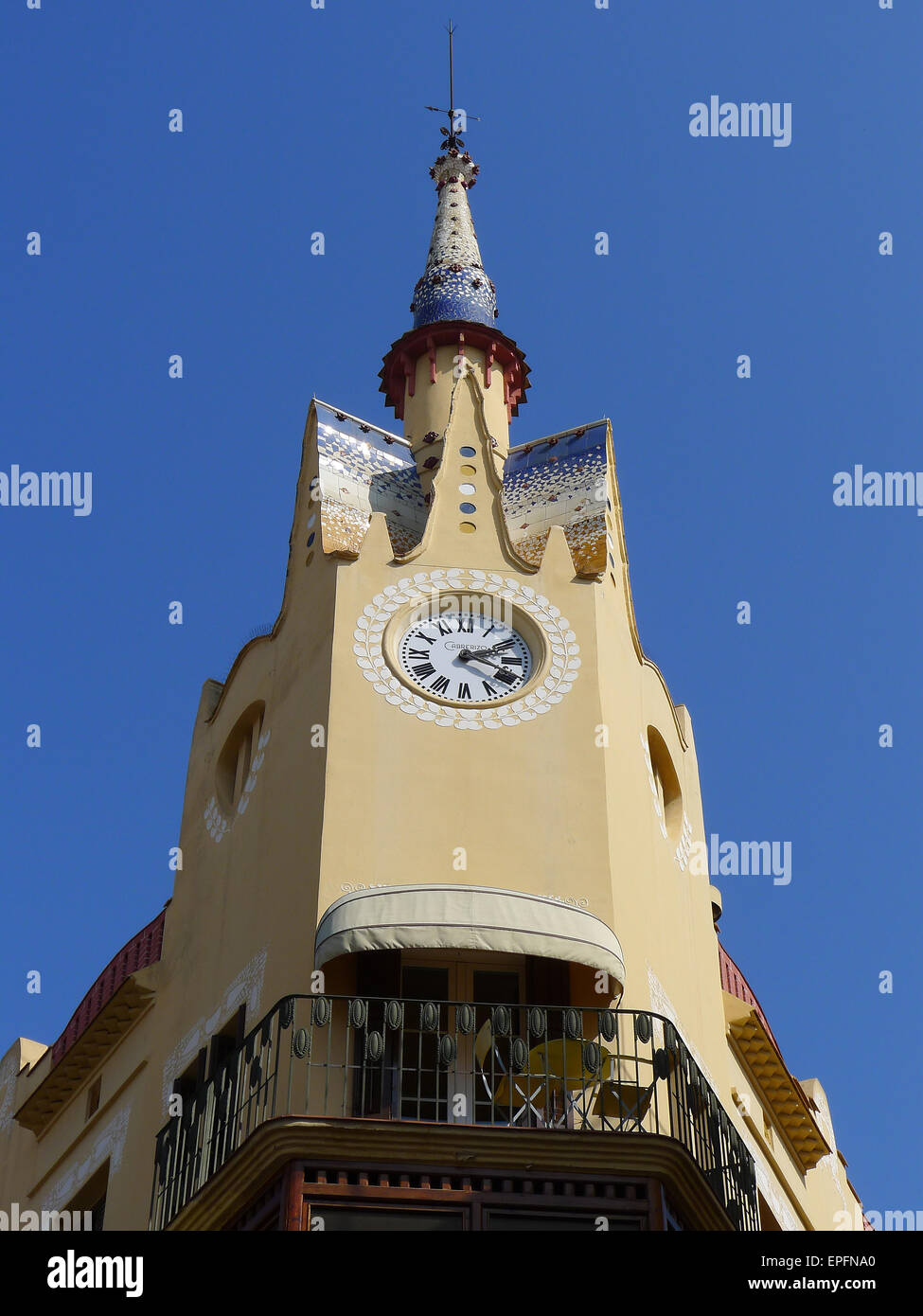 Tour de l'horloge sur bâtiment moderniste de la ville de de Sitges, Catalogne, Espagne Banque D'Images