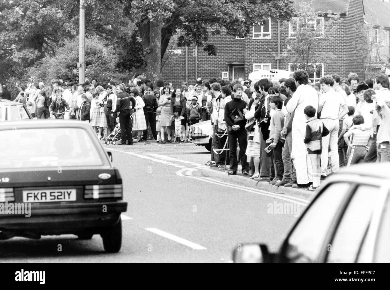 Navette spatiale Enterprise, greffer sur un NASA 747 jumbo jet, vole au-dessus de l'aéroport de Manchester, à 11 heures, dans une zone verte de entendu à 600ft. Après une descente vers le bas la route de la piste, la navette lentement est montée jusqu'à 1000ft et était parti en Banque D'Images