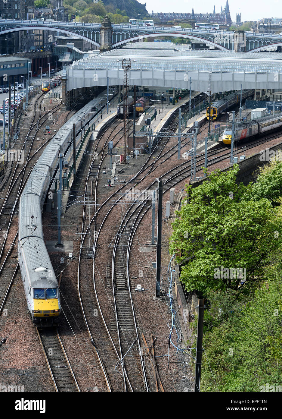 La gare Waverley d'Édimbourg, une Vierge Intercity 225 Waverley laissant Banque D'Images