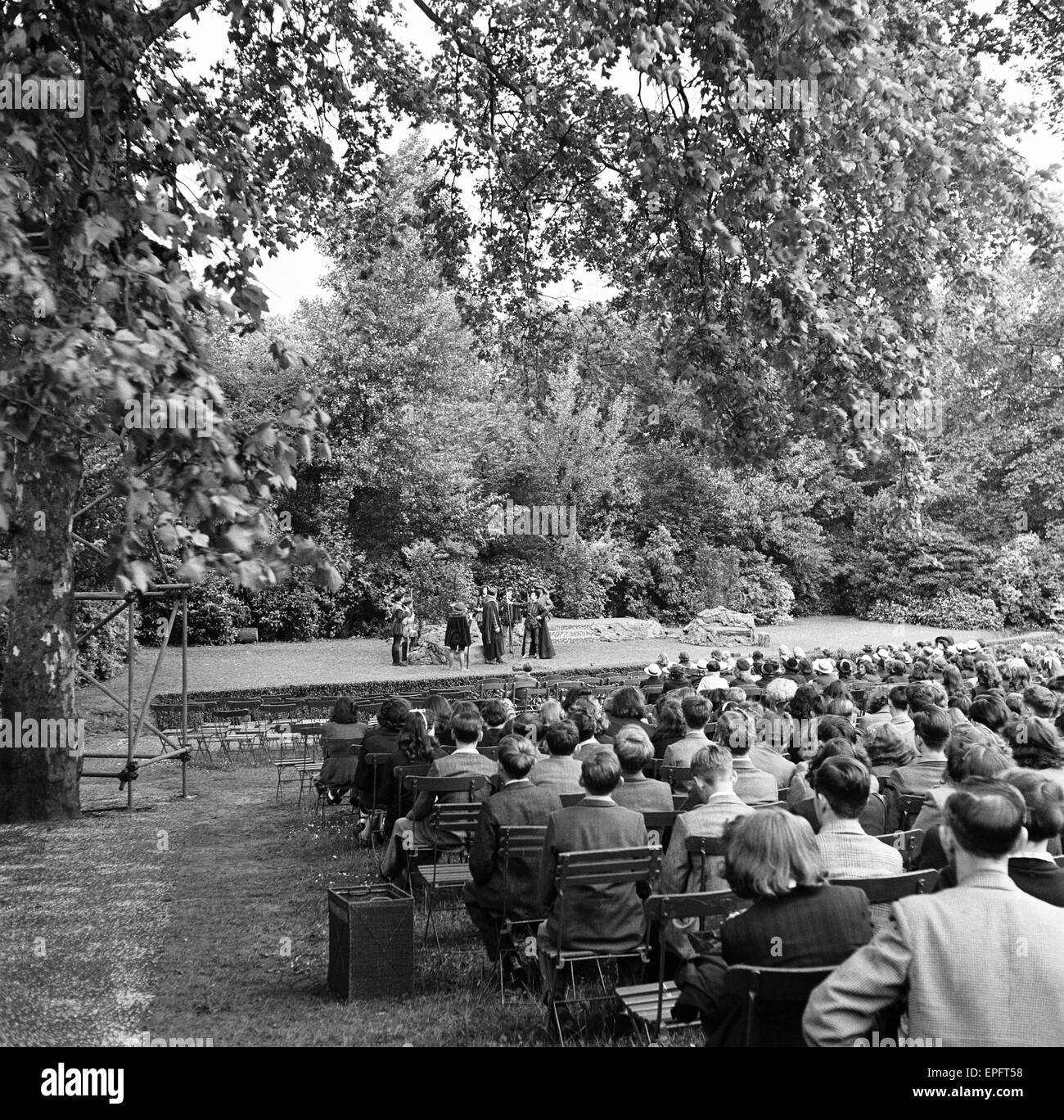 La production de la célèbre pièce de Shakespeare "As You Like It" qui aura lieu à Regent Park Open Air Theatre, 1947. Une matinée d'audience d'élèves regardant le jouer. Banque D'Images