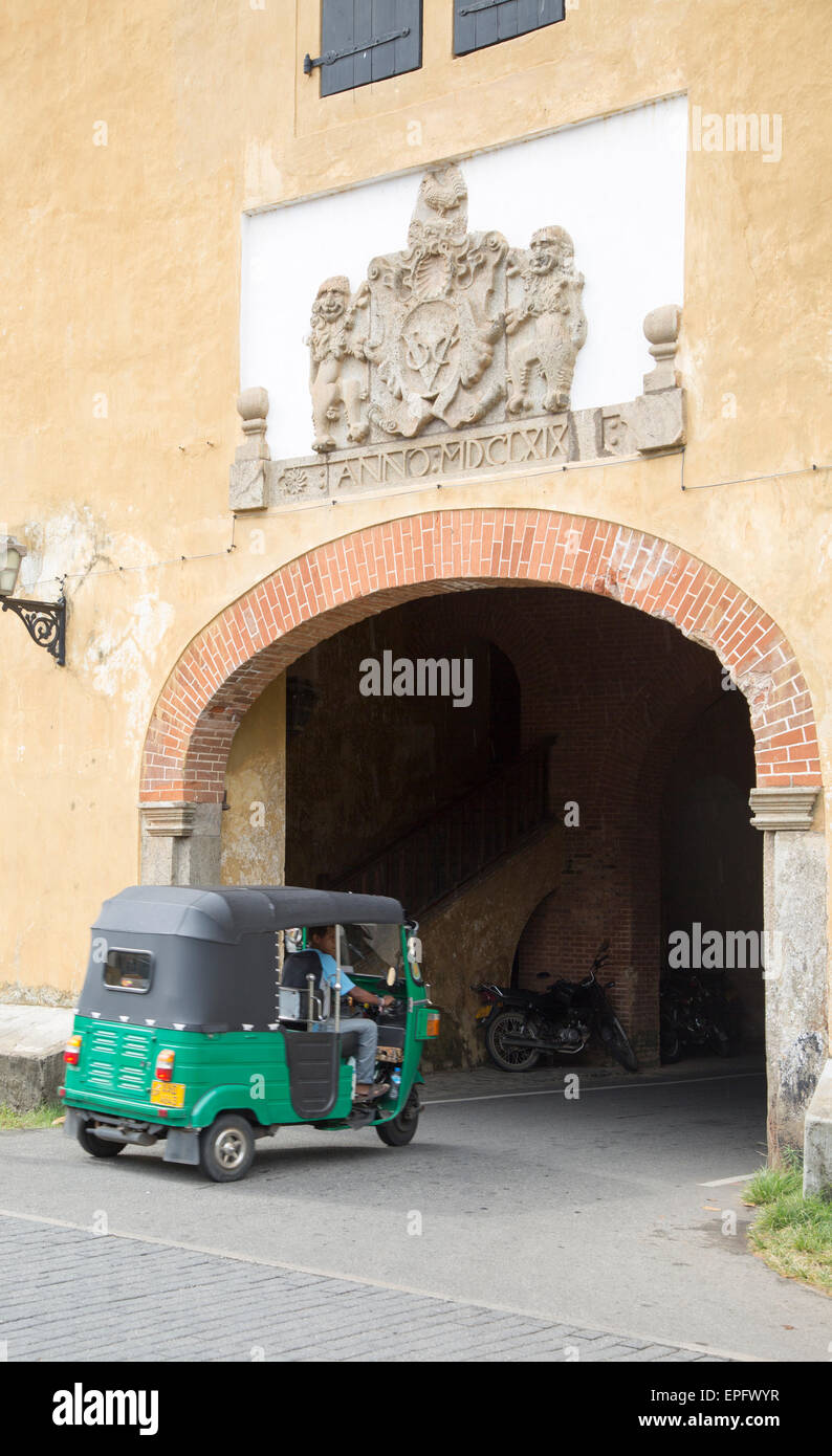 Pousse-pousse motorisé au fort de la porte de sortie dans la ville historique de Galle, au Sri Lanka, en Asie Banque D'Images