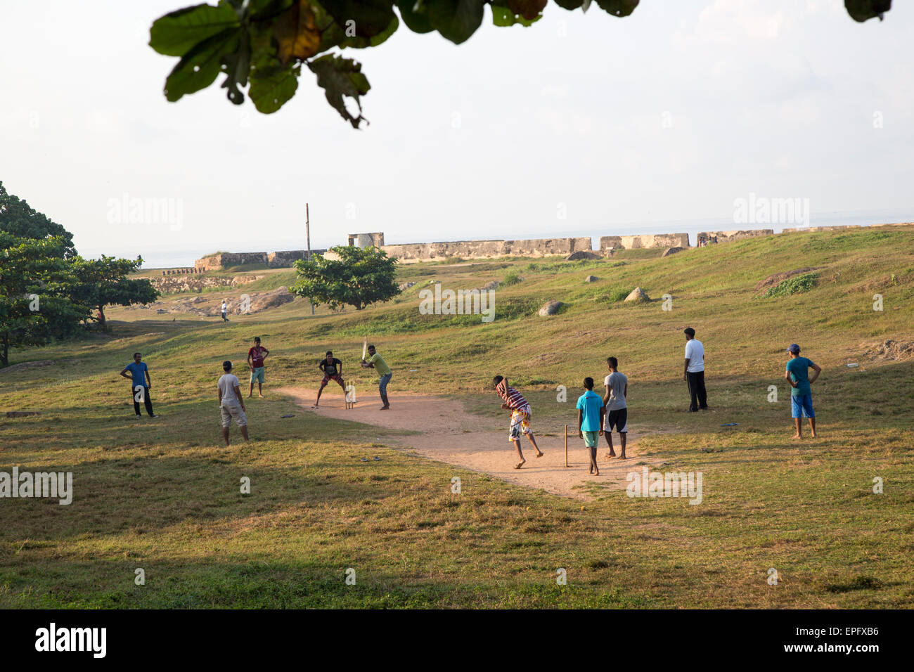 Les jeunes hommes jouant un jeu de cricket informel dans la ville historique de Galle, au Sri Lanka, en Asie Banque D'Images