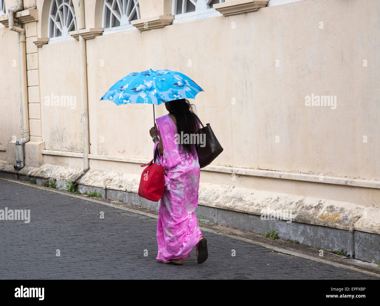 Femme avec parapluie de marche pour l'ombre par le fort des murs dans la  ville historique de Galle, au Sri Lanka, en Asie Photo Stock - Alamy