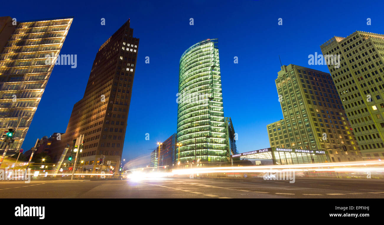 Soir vue de l'intersection de la Potsdamer Platz, Berlin, Allemagne Banque D'Images