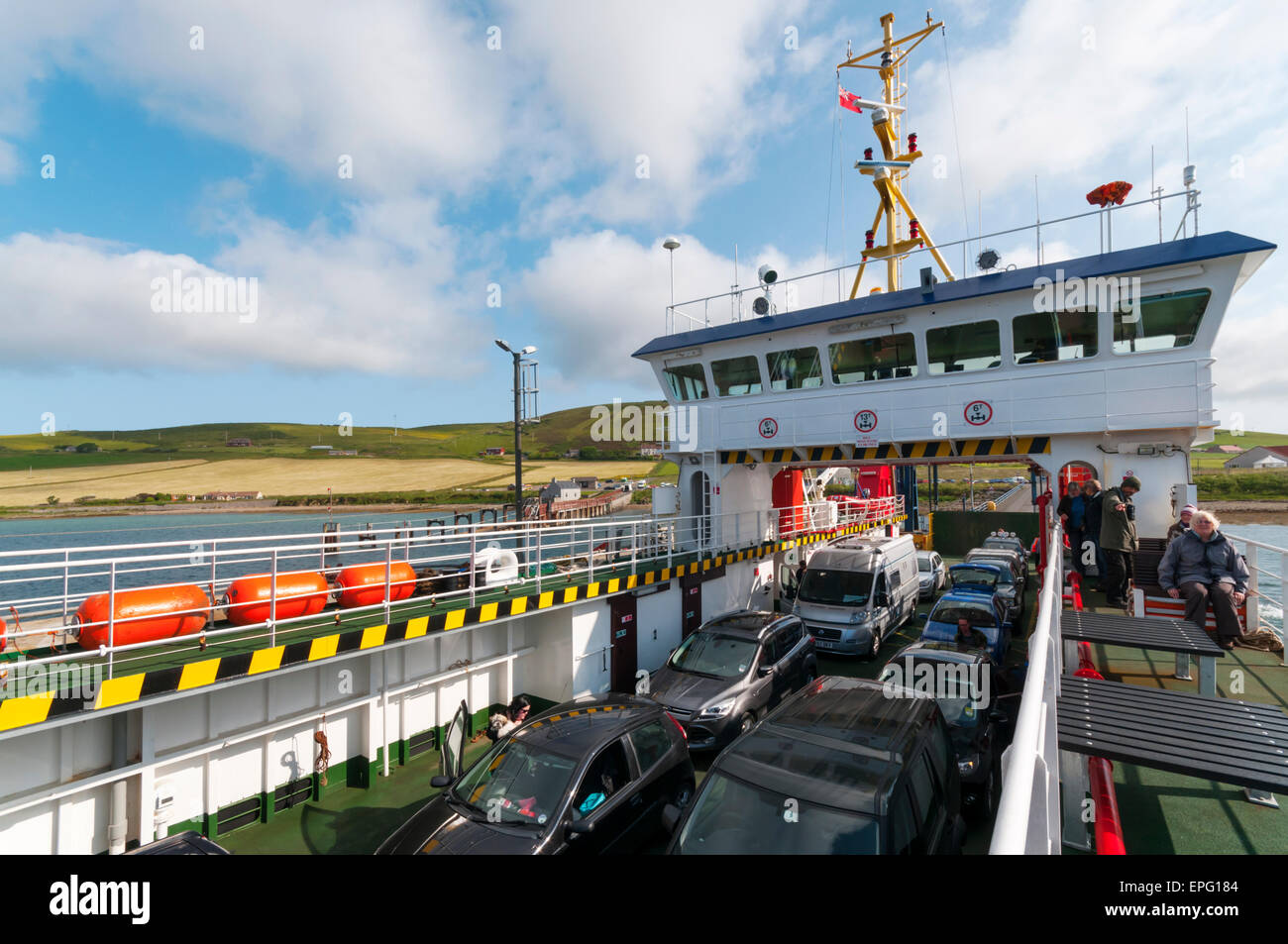 Le MV Hoy Chef de car-ferry entre The Tudor sur Hoy et Stromness, Orkney sur le continent. Banque D'Images