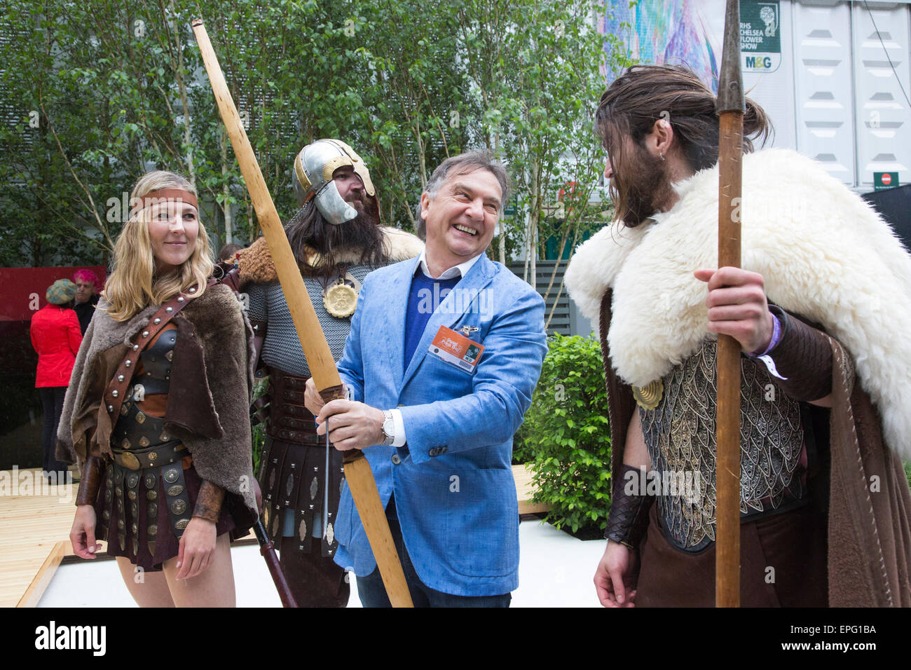 Londres, Royaume-Uni. 18 mai 2015. Le célèbre chef Raymond Blanc enseigne les Vikings comment combattre. Appuyez sur Jour à la RHS Chelsea Flower Show. Credit : Nick Savage/Alamy Live News Banque D'Images