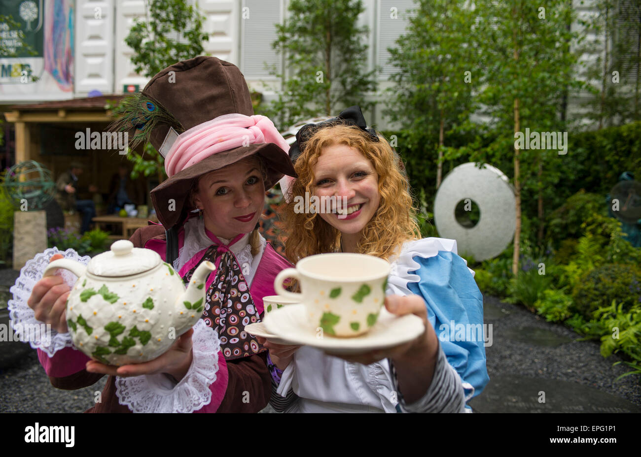 2015 RHS Chelsea Flower Show Appuyez sur Jour, Royal Hospital Chelsea, London, UK. 18 mai, 2015. VIP et d'appuyer sur day au Chelsea Flower Show avec le temps humide donnant tous les jardins montrent un bon trempage. Credit : Malcolm Park editorial/Alamy Live News Banque D'Images