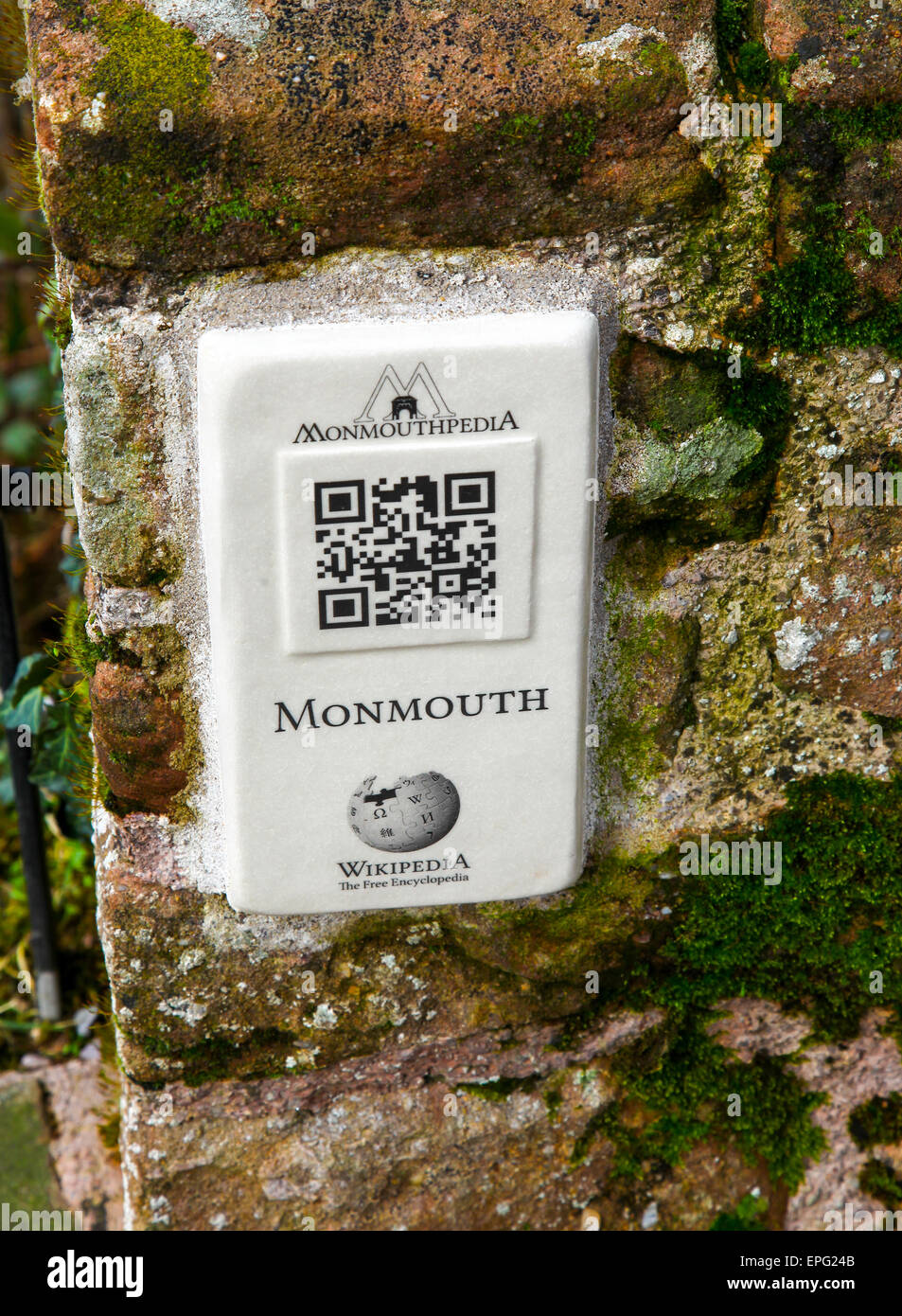 Un Monmouthpedia QRpedia ou QR code plaque sur la Colline Kymin liens vers Wikipedia et la ville de Monmouth au Pays de Galles Banque D'Images