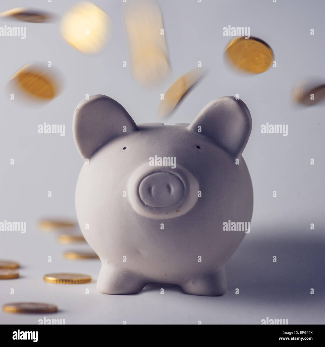 Cochon tirelire avec pièces d'or Banque D'Images