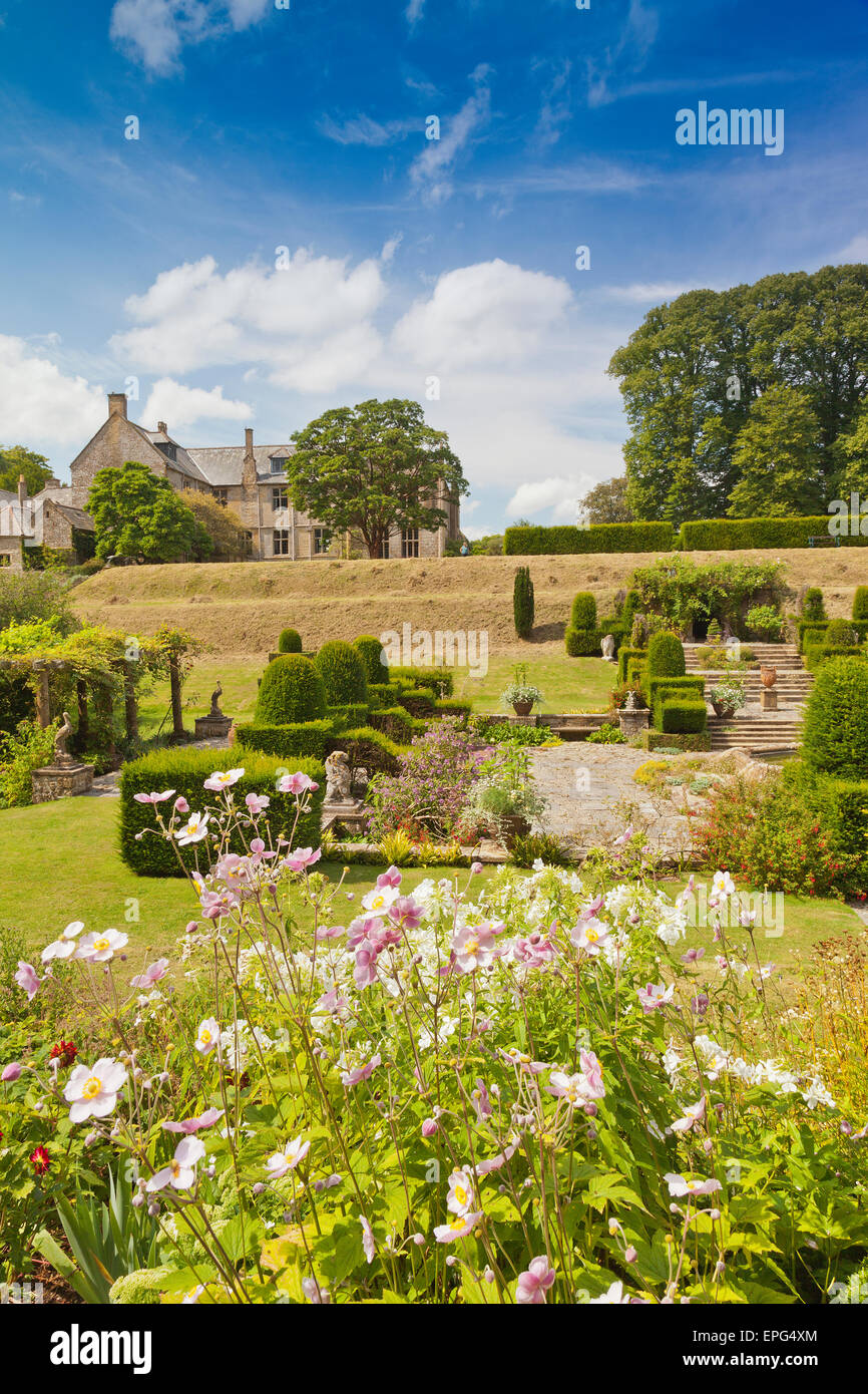 Le jardin italianisant avec son élégante maison Mapperton à topiaire, nr Beaminster, Dorset, England, UK Banque D'Images