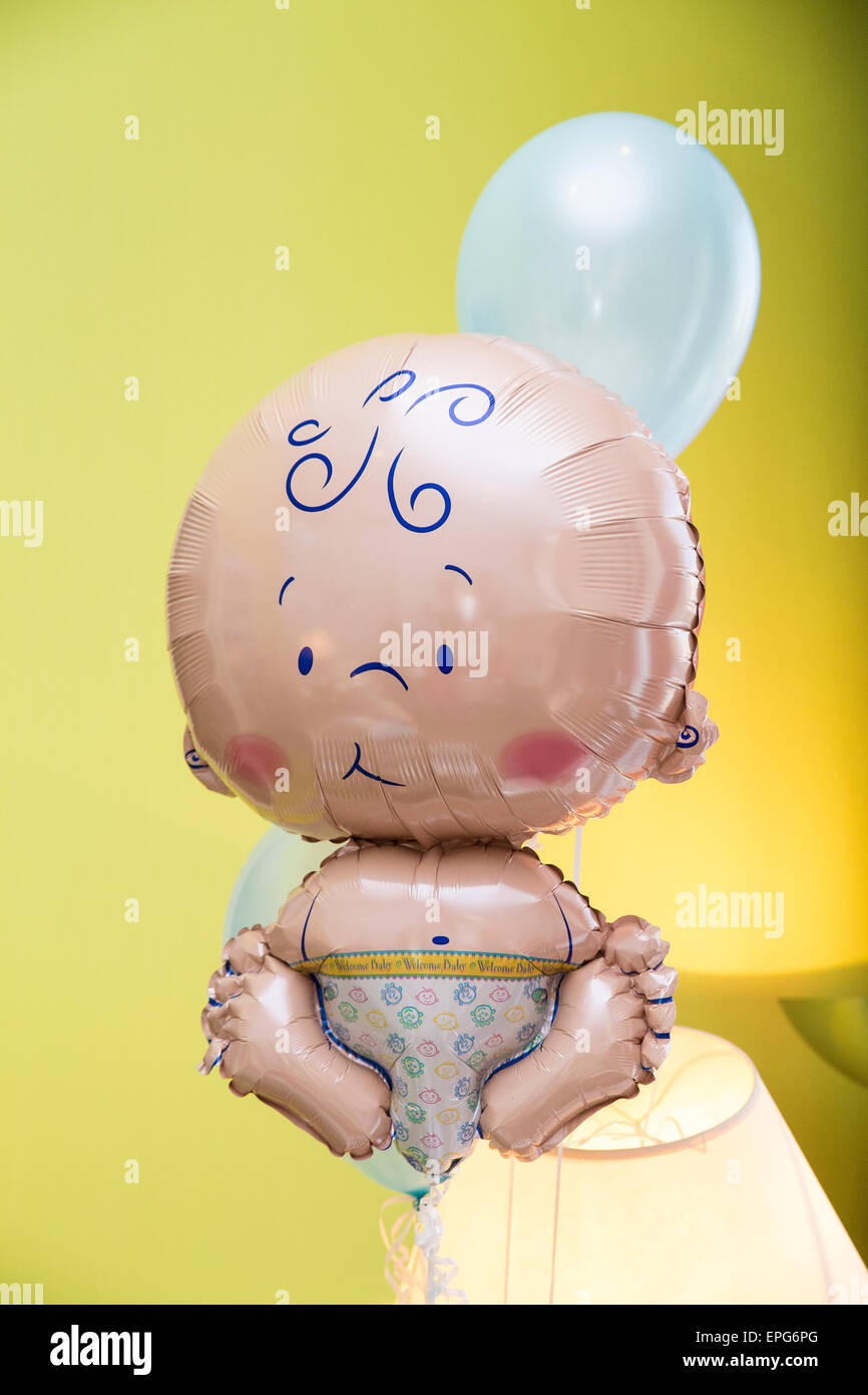 Baby Boy ballon sur un fond jaune.prise à une partie de douche de bébé. Banque D'Images
