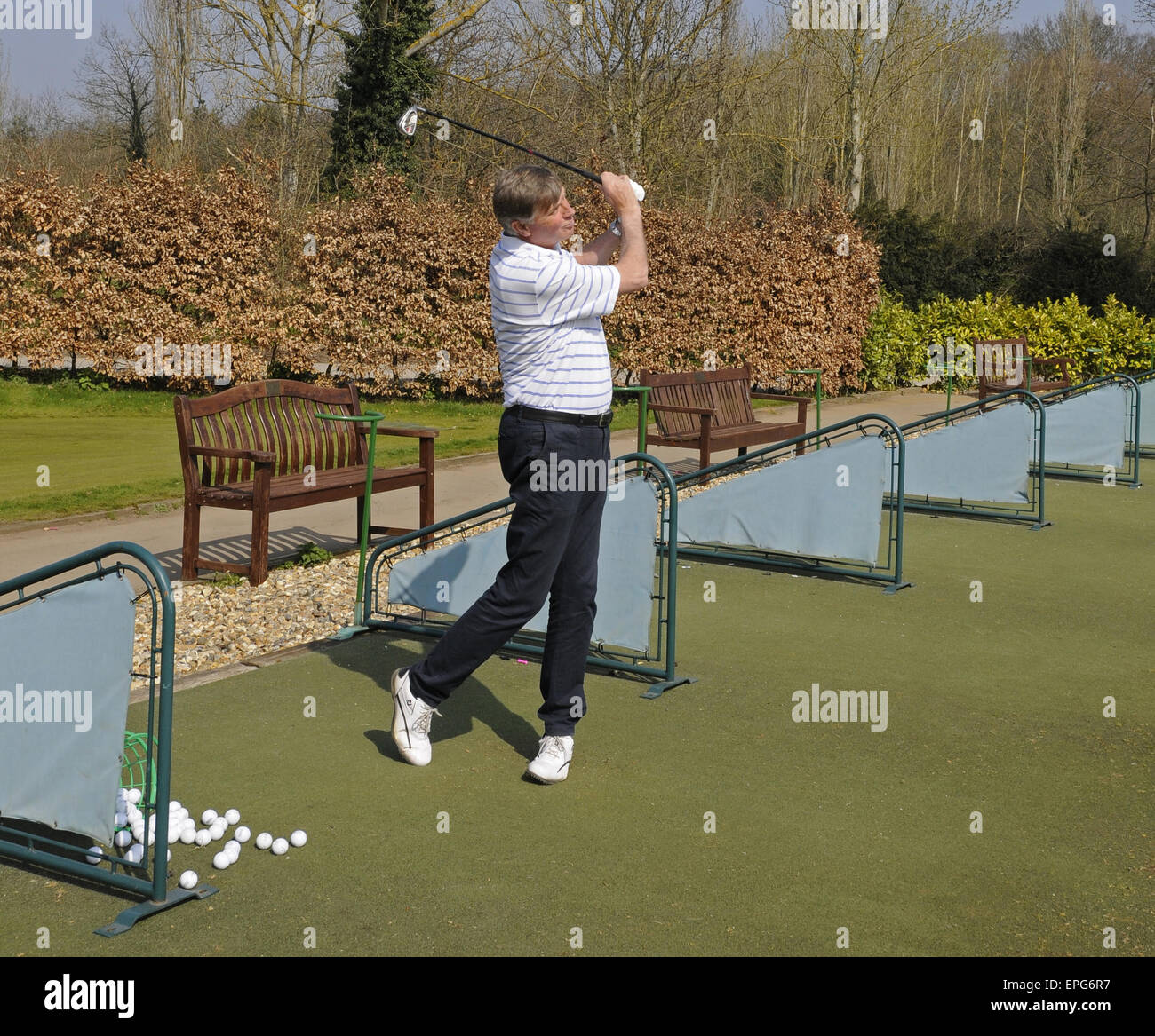 Golfeur mâle à la pratique la masse à Sundridge Park Golf Club Bromley Kent England Banque D'Images