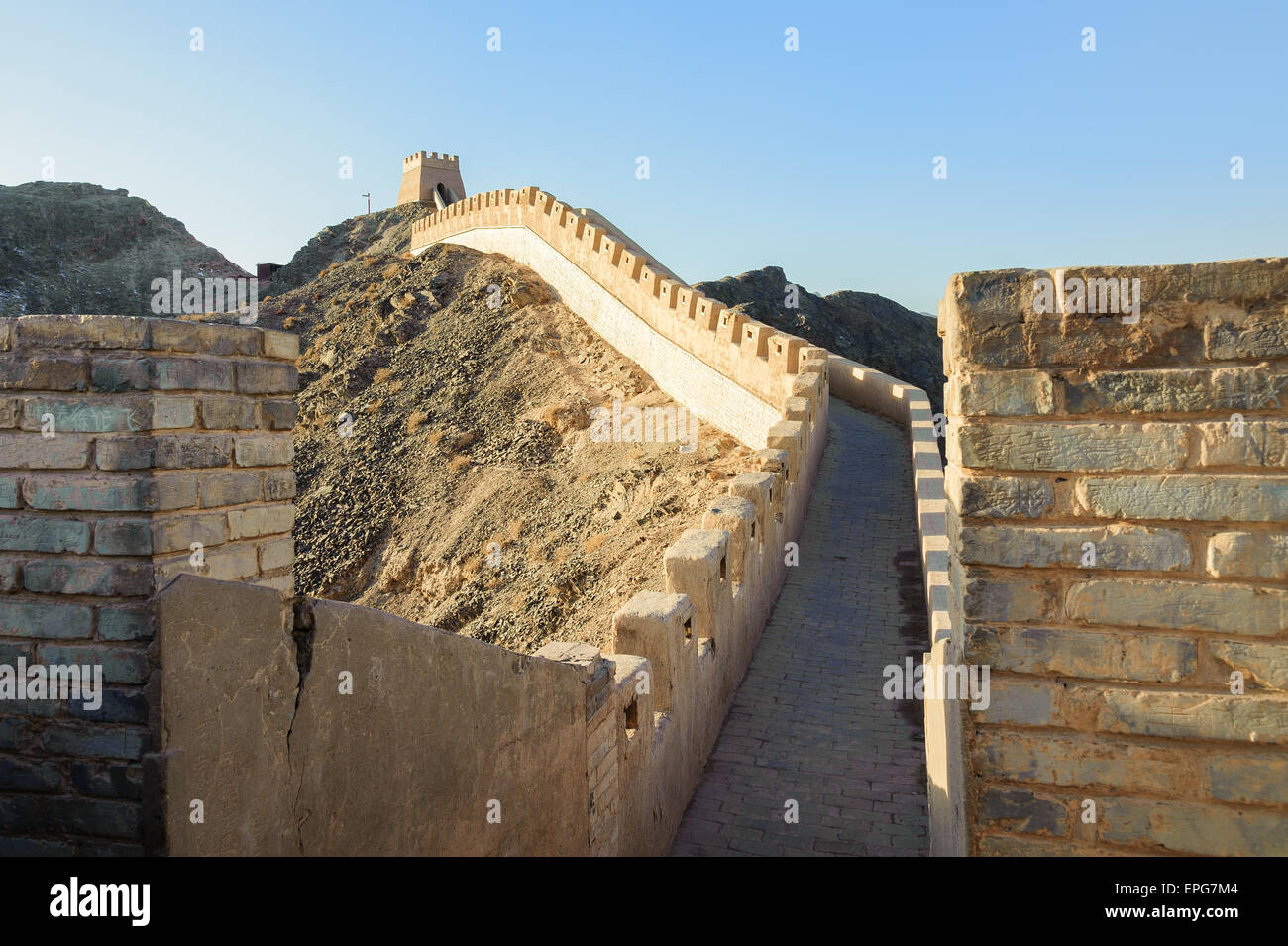 Surplombant Jiayuguan Grande muraille dans la province de Gansu, partie de l'itinéraire de la route de la soie à la section la plus occidentale de la Grande Muraille. Banque D'Images