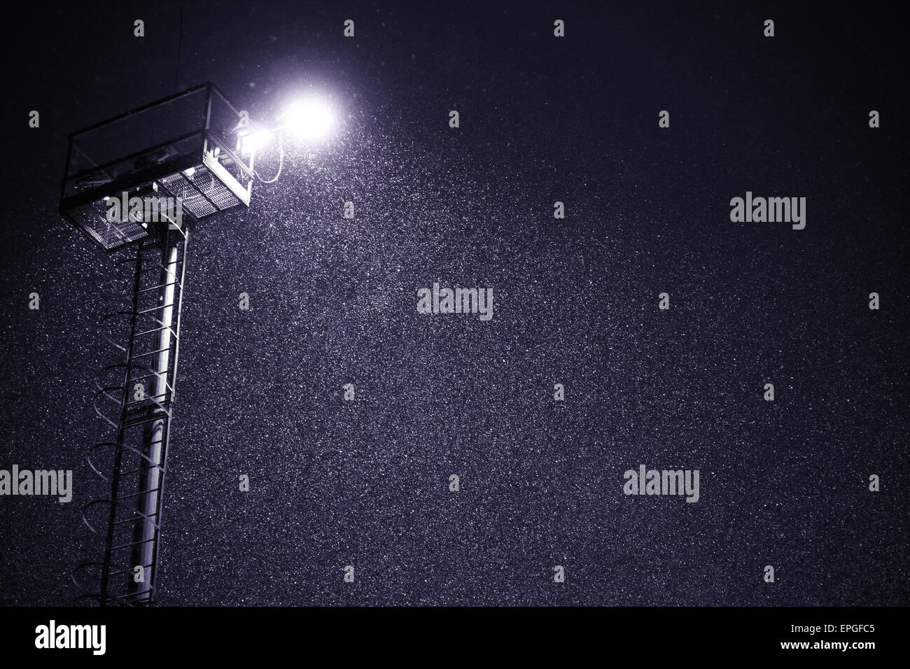 Chutes de neige la nuit avec lanterne lumière Banque D'Images