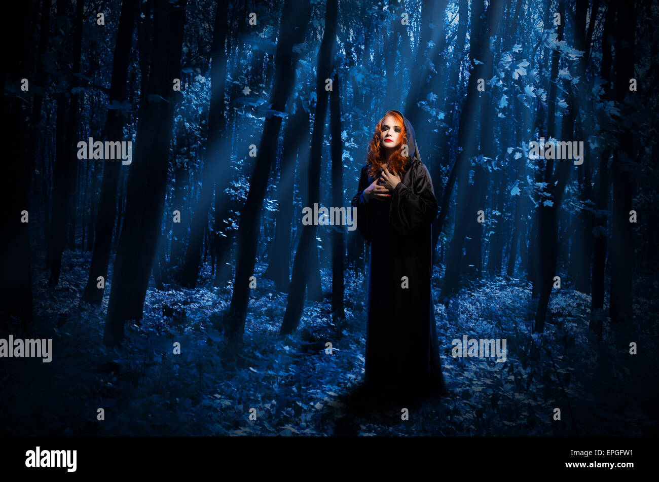 Jeune sorcière de nuit forest Banque D'Images