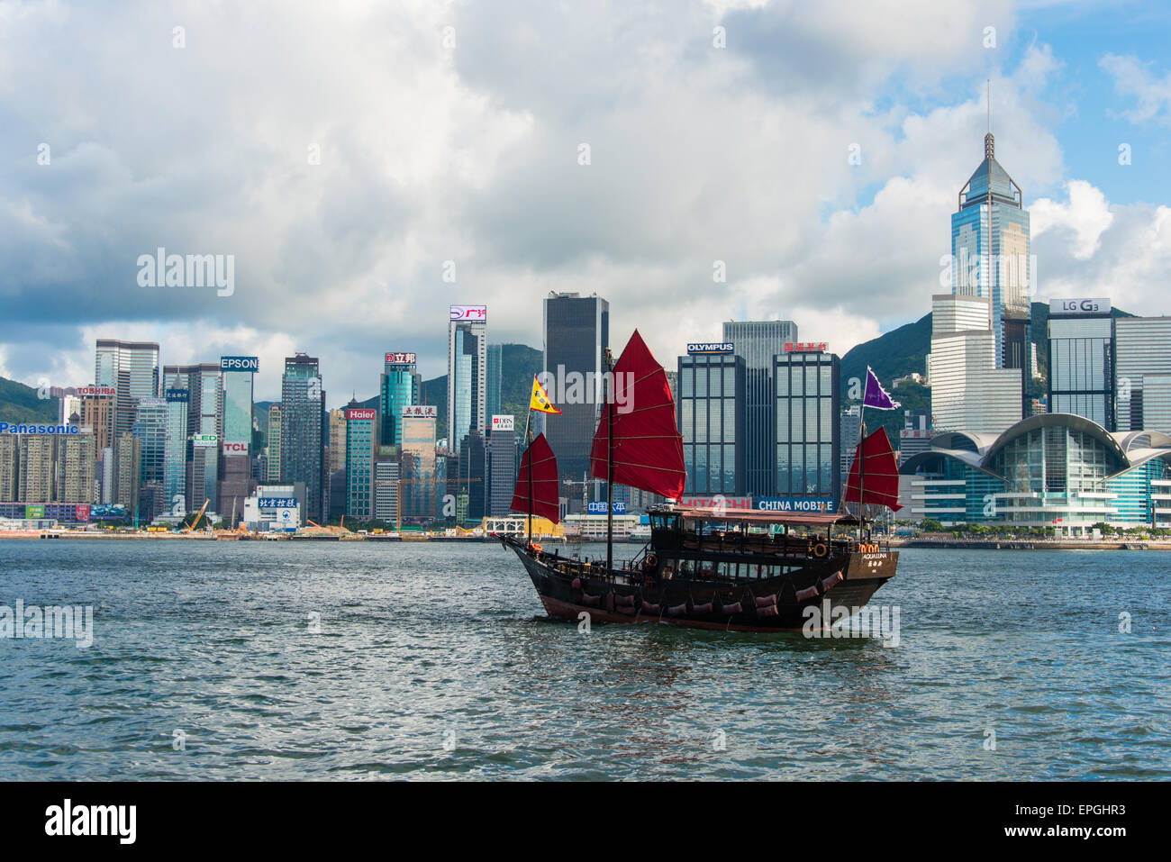 Le port de Hong Kong avec Aqua Luna ship Banque D'Images