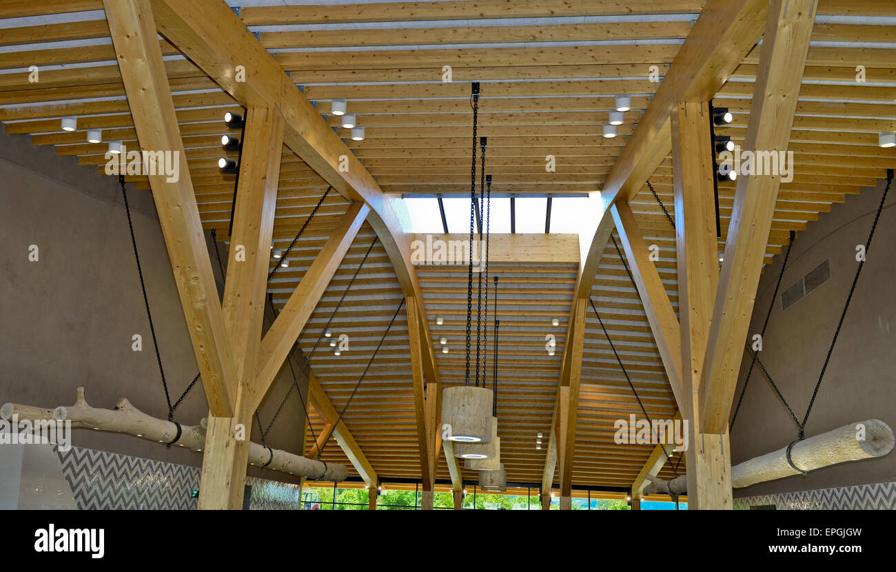 Gloucester, Royaume-Uni. 18 mai, 2015. Lancement de la toute nouvelle station services Southbound M5 entre la jonction 11a (Cheltenham) et 12 (Stonehouse et Gloucester) . La station service se targue d'être la première à offrir un poissonnier et les bouchers de magasin sur place la vente de produits frais . D'autres produits à la vente comprend du pain fait par les 'Baker Boys', fudge maison, chocolat, vins et bières et divers autres produits frais tous les produits locaux à partir de 130 producteurs locaux . La station-service a coûté £20millions de dollars pour développer et est administré par partiellement par Gloucestershire Gateway Trust Crédit : Jules annan/Alamy Vivre sw Banque D'Images