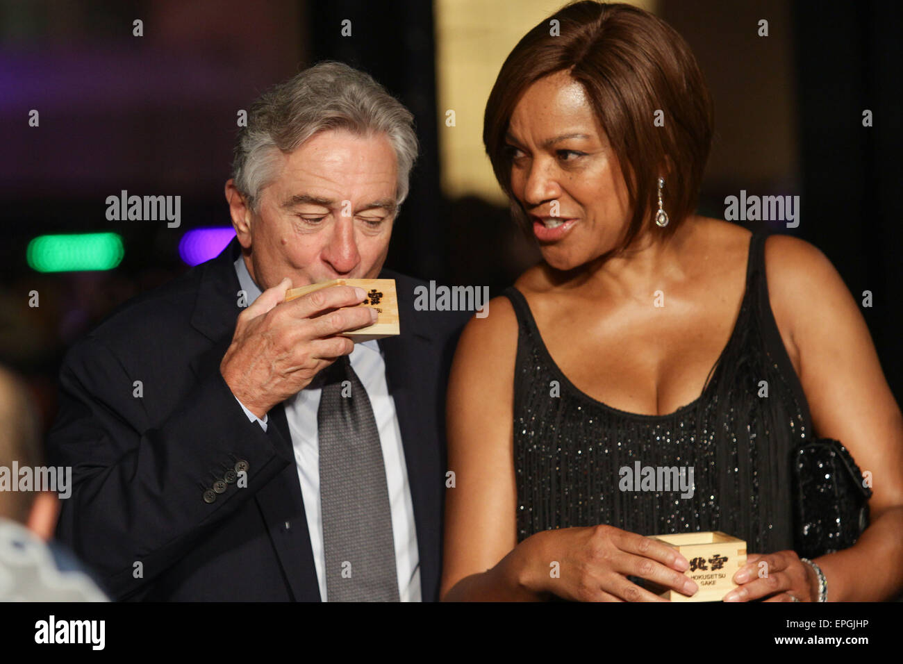 Manille, Philippines. 18 mai, 2015. L'acteur Robert De Niro (L) boissons sake avec femme, Grace Hightower De Niro (R) lors de l'ouverture de Nobu Hotel à Pasay. Le Nobu hotel à Manille est le premier hôtel Nobu en Asie. Credit : PACIFIC PRESS/Alamy Live News Banque D'Images