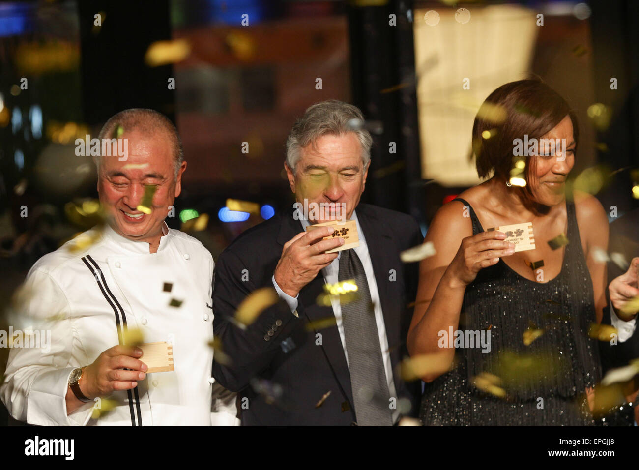 Manille, Philippines. 18 mai, 2015. De gauche : Chef Nobu Matsuhisa, l'acteur Robert De Niro et sa femme Grace Hightower De Niro verre bien après la cérémonie du fourreau 'Kagami-Biraki" pendant l'ouverture de Nobu Hotel à Pasay. Le Nobu hotel à Manille est le premier hôtel Nobu en Asie. Credit : PACIFIC PRESS/Alamy Live News Banque D'Images