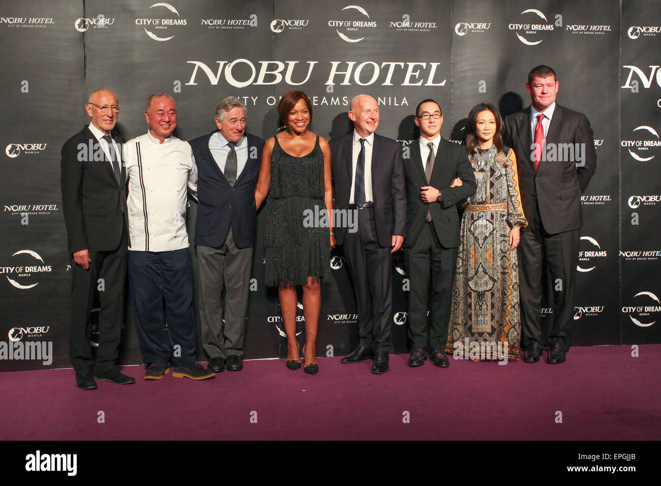Manille, Philippines. 18 mai, 2015. (À partir de la L-R) producteur d'Hollywood Meir Teper, Chef Nobu Matsuhisa, l'acteur Robert De Niro et sa femme Grace Hightower De Niro, chef Trevor Howell, Coprésident et chef de la direction de Melco Crown Entertainment Limited, Lawrence Ho et coprésident de Melco Crown Entertainment Limited, James Packer pose pour photos lors de l'ouverture de Nobu Hotel à Pasay City, Philippines. Le Nobu hotel à Manille est le premier hôtel Nobu en Asie. Credit : PACIFIC PRESS/Alamy Live News Banque D'Images