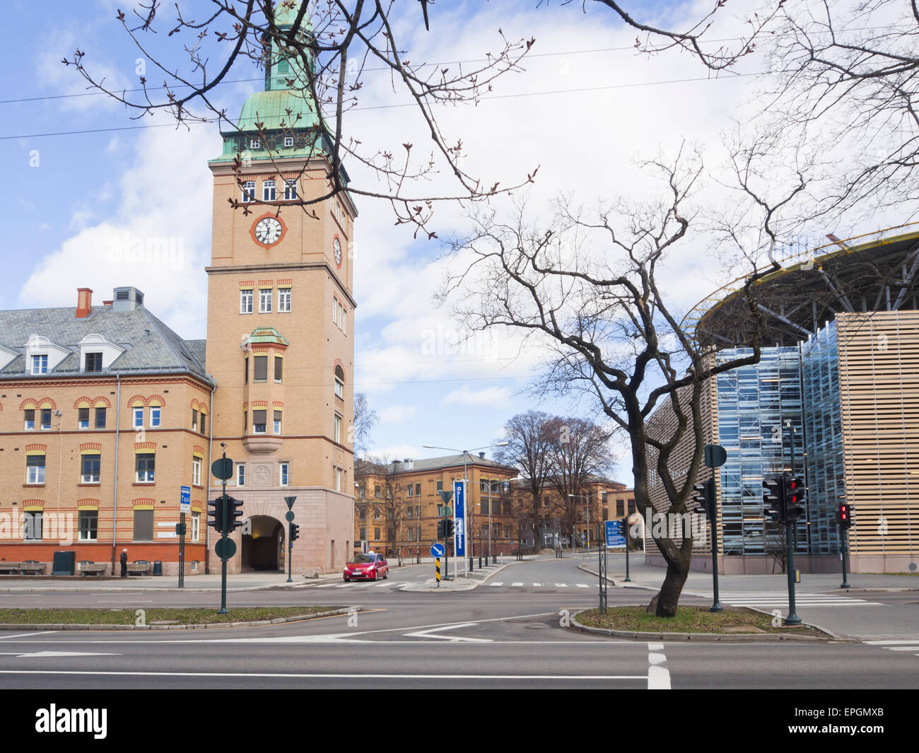 L'Université d'Oslo, l'hôpital Ulleval, entrée avec garage et ancienne tour de briques rouges, la Norvège Banque D'Images