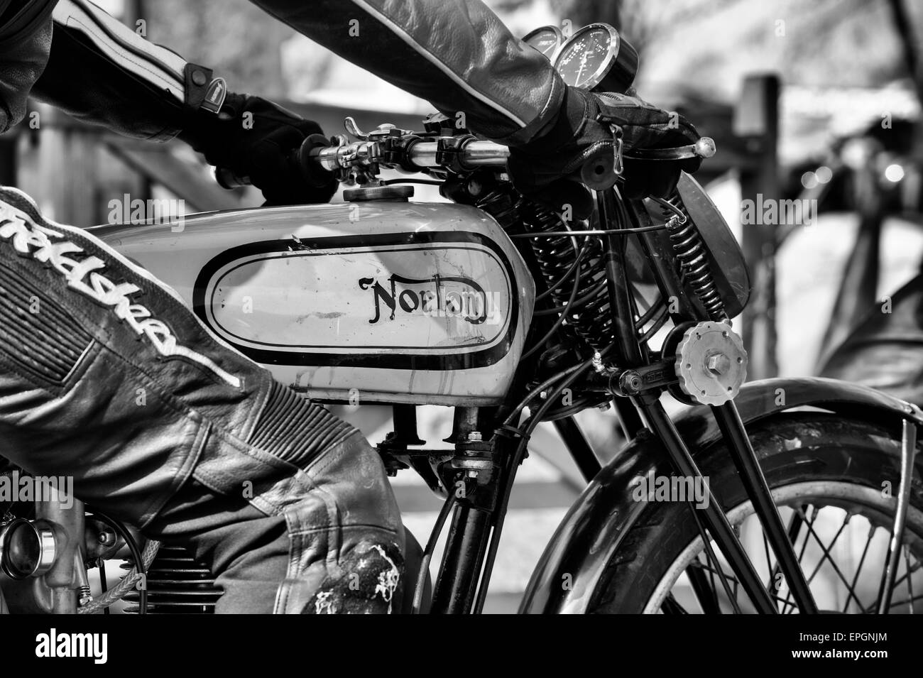 Biker sur une moto norton vintage. Le noir et blanc Banque D'Images
