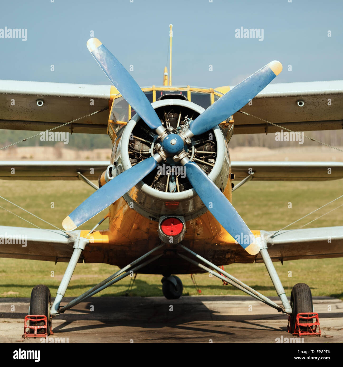 Moteur et hélice de old vintage avion. Photo dans le style rétro. Vue frontale de l'hélice le moteur et le cockpit. Banque D'Images