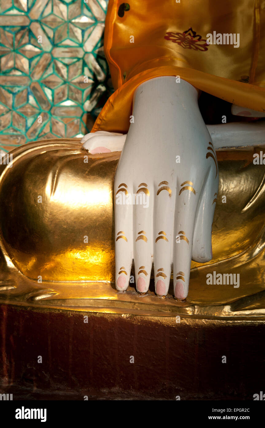 Détail gros plan d'une main d'un peint en blanc, statue du Bouddha en or à la pagode Shwedagon à Yangon Myanmar Banque D'Images
