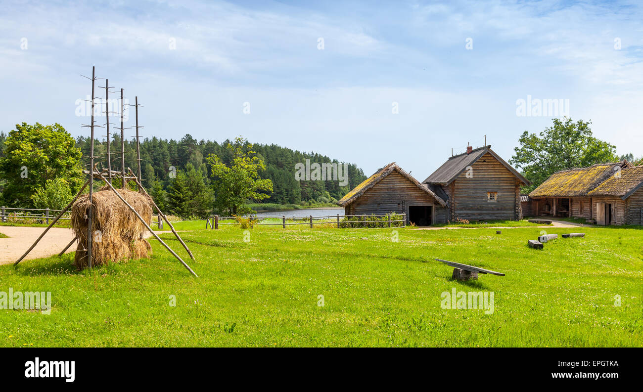 Fédération de paysage rural avec de vieilles maisons en bois et de granges sur pré vert Banque D'Images