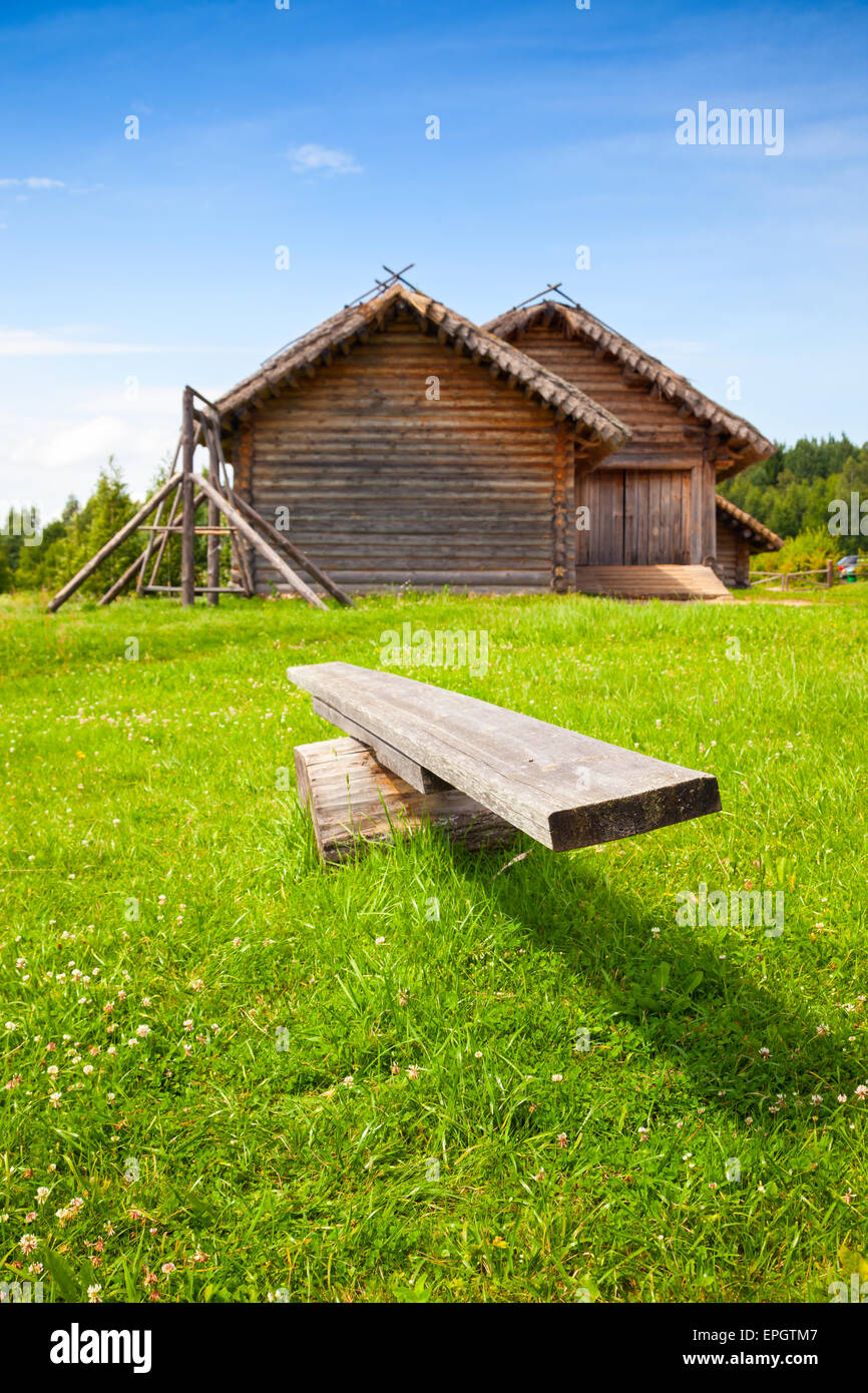 Vieille balançoire en bois se dresse sur l'herbe vert vif dans village Russe Banque D'Images