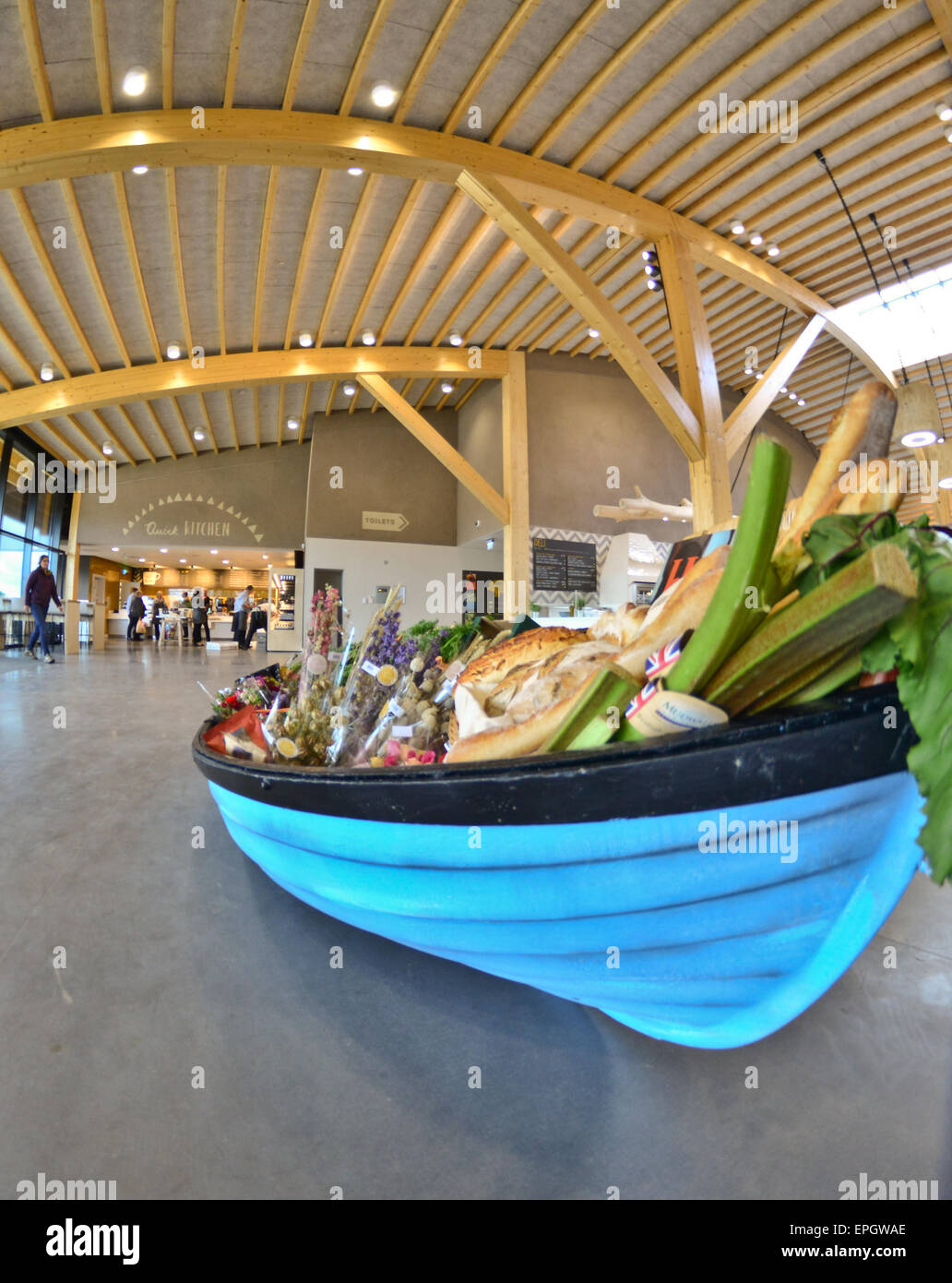 Gloucester, Royaume-Uni, le 18 mai, 2015. Lancement de la toute nouvelle station services Southbound M5 entre la jonction 11a (Cheltenham) et 12 (Stonehouse et Gloucester) . La station service se targue d'être la première à offrir un poissonnier et les bouchers de magasin sur place la vente de produits frais . D'autres produits à la vente comprend du pain fait par les 'Baker Boys', fudge maison, chocolat, vins et bières et divers autres produits frais tous les produits locaux à partir de 130 producteurs locaux . La station-service a coûté £20millions de dollars pour développer et est administré par partiellement par Gloucestershire Gateway Trust Crédit : Jules annan/Alamy Live New Banque D'Images