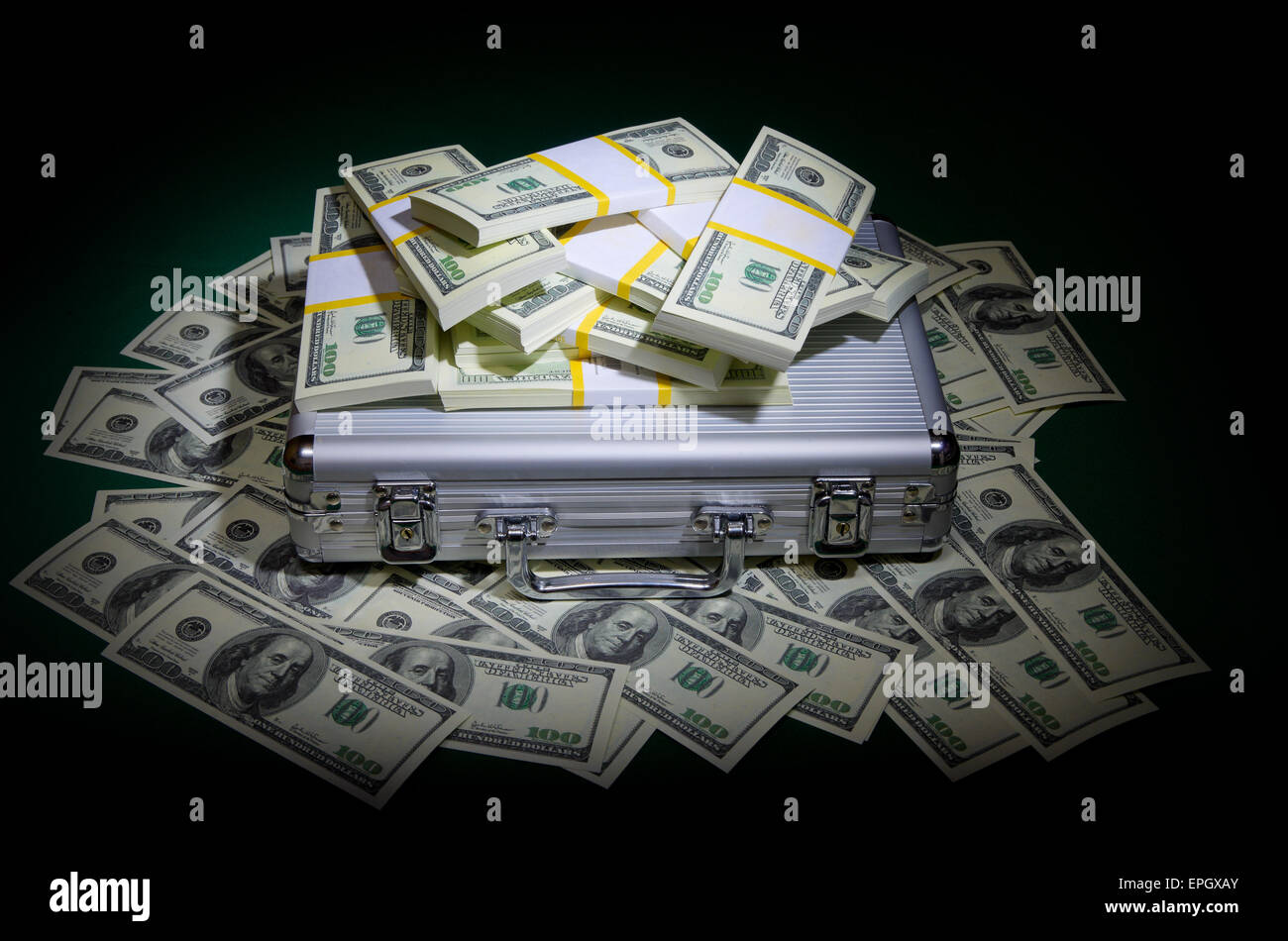 Boîtier métallique avec Dollars sur table verte Banque D'Images