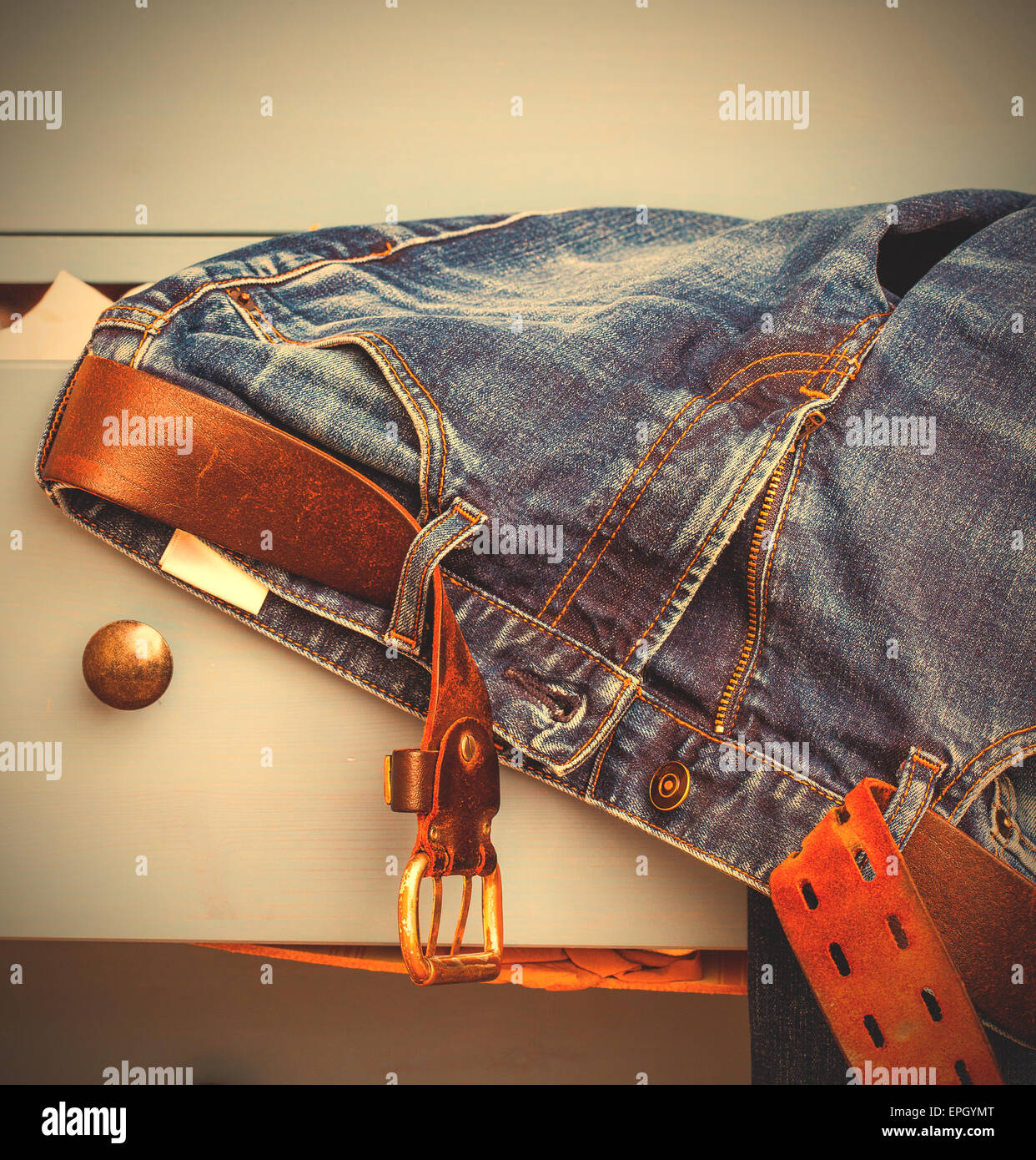 Jeans sortant de un tiroir Banque D'Images