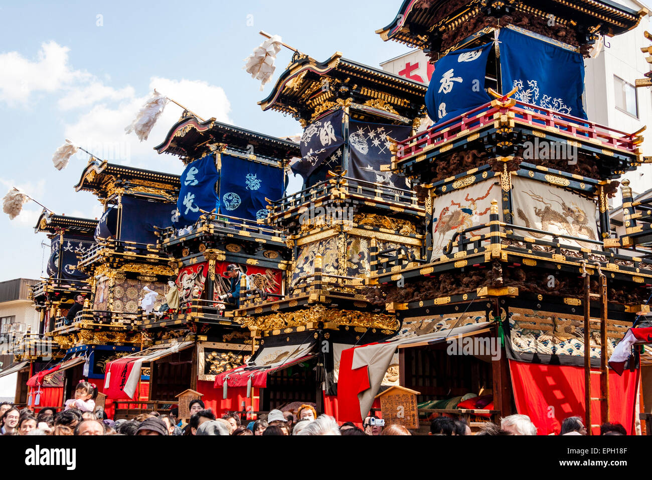 Le yama massif flotte au printemps, au festival du sanctuaire de Haritsuna à Inuyama, au Japon. Chacune comporte une marionnette mécanique à l'intérieur, karakuri. Banque D'Images