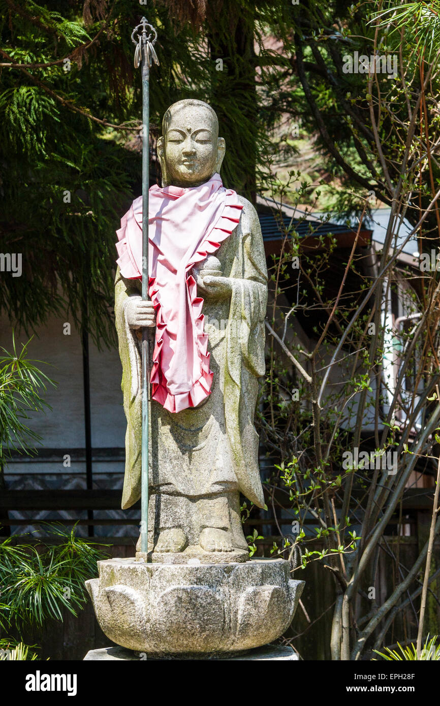 Jizo boddhisatva, bosatsu, statue avec orbe et personnel, shakujo, debout sur une base de pierre de lotus en plein soleil à un temple, Koyasan, Japon Banque D'Images