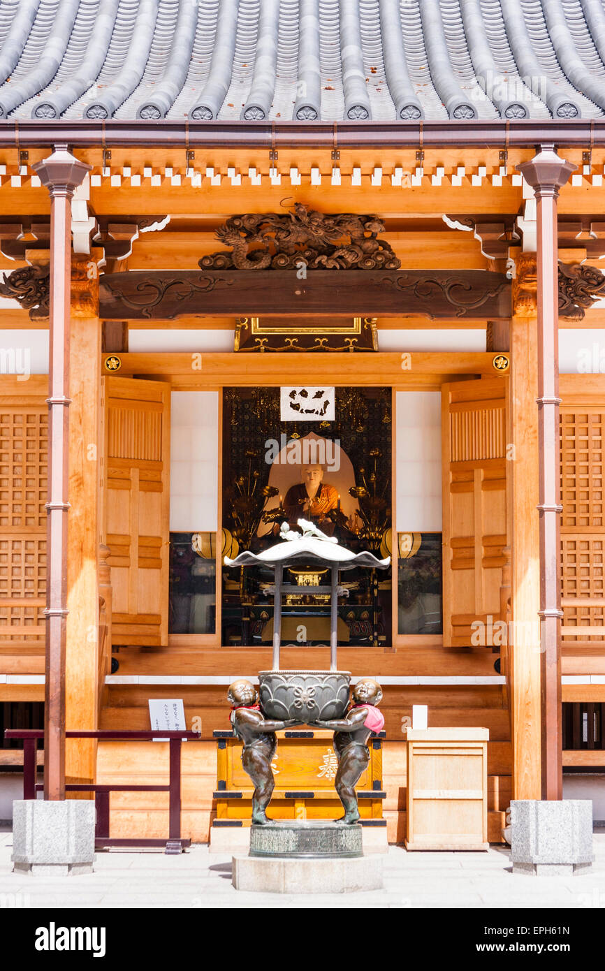 Le Kondo principal, salle d'or, avec une statue de Bouddha à l'intérieur tout en premier plan à l'extérieur, un bol de brûleur d'encens couvert au temple de Suma-dera, Japon. Banque D'Images