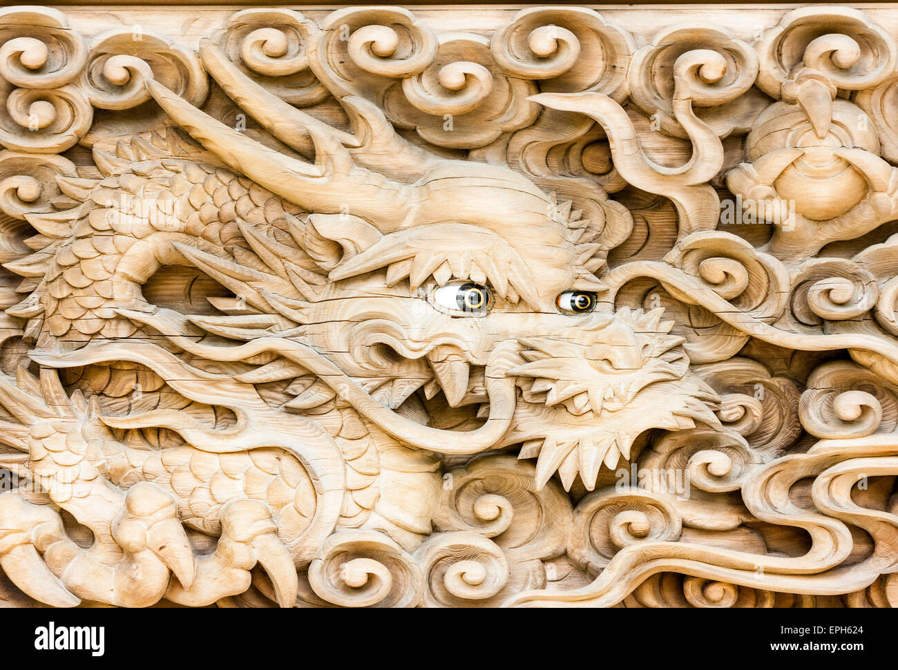 Le visage sculpté en bois d'un dragon aux yeux incrustés sous le toit du hall bouddhiste Kondo, au temple de Suma-Dera à Suma, Kobe. Banque D'Images