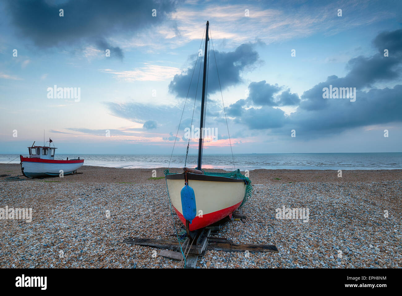 Bateaux de pêche sur le rivage de la plage de dormeur dans le Kent Banque D'Images