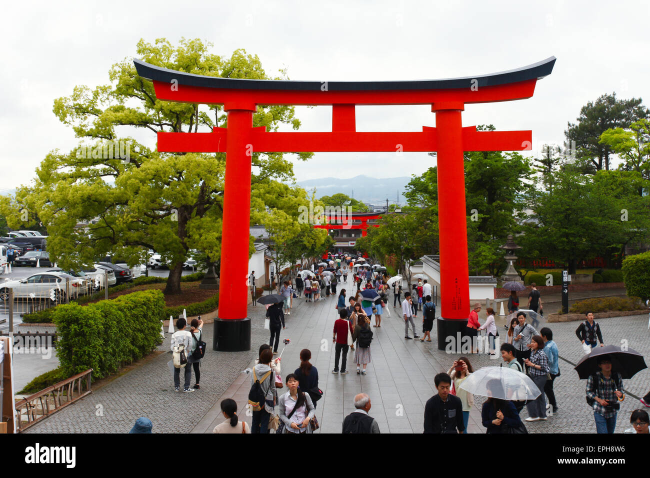 Les Japonais et les touristes entrer Fushimi Inari Shrine in Kyoto. Banque D'Images
