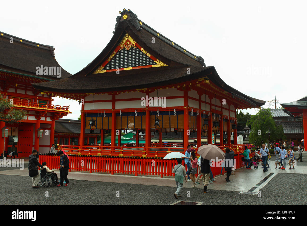 Les Japonais et les touristes entrer Fushimi Inari Shrine in Kyoto. Banque D'Images