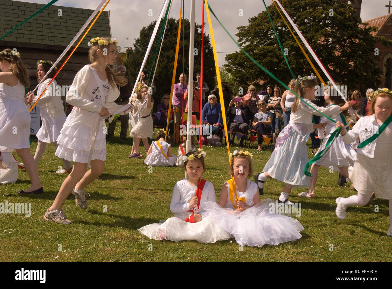 Jeunes Maypole dancing un Peut Fayre, Oakhanger, Hampshire, Royaume-Uni. Banque D'Images