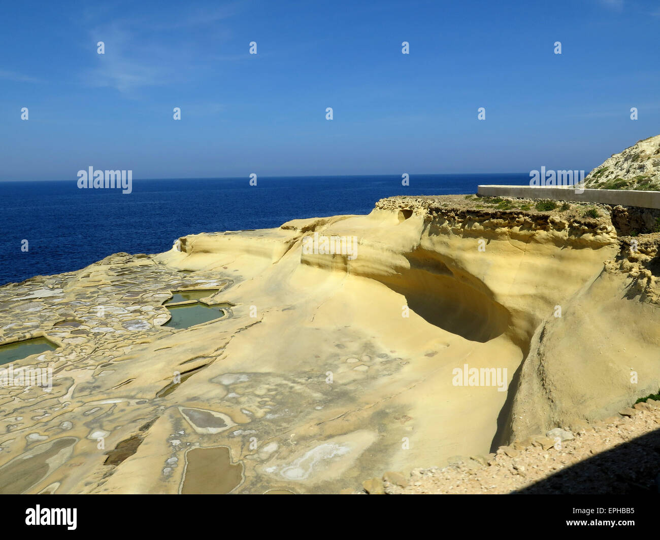 À l'érosion côtière les salines à Marsalforn, Gozo, Malte Banque D'Images