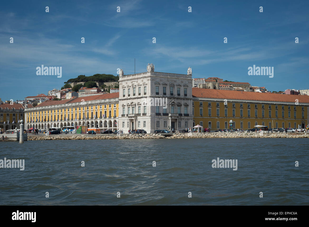 Bâtiments de la Praca do Comercio vu du Tage, Lisbonne. Banque D'Images