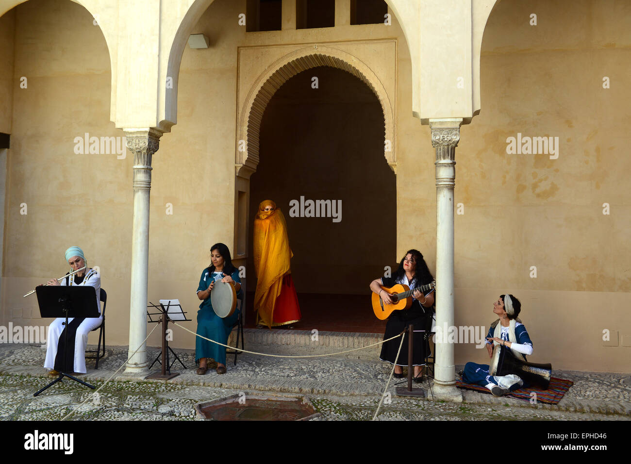 Daralhorra Palace Granada Andalousie Espagne voile dancer et musiciens. Banque D'Images