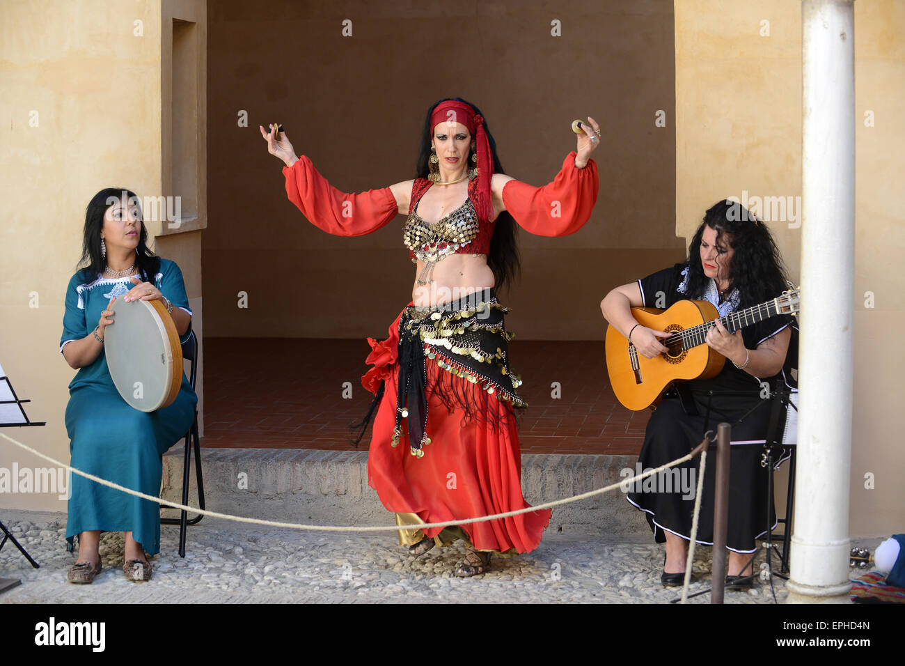 Daralhorra Palace Granada Andalousie Espagne voile dancer et musiciens. Banque D'Images